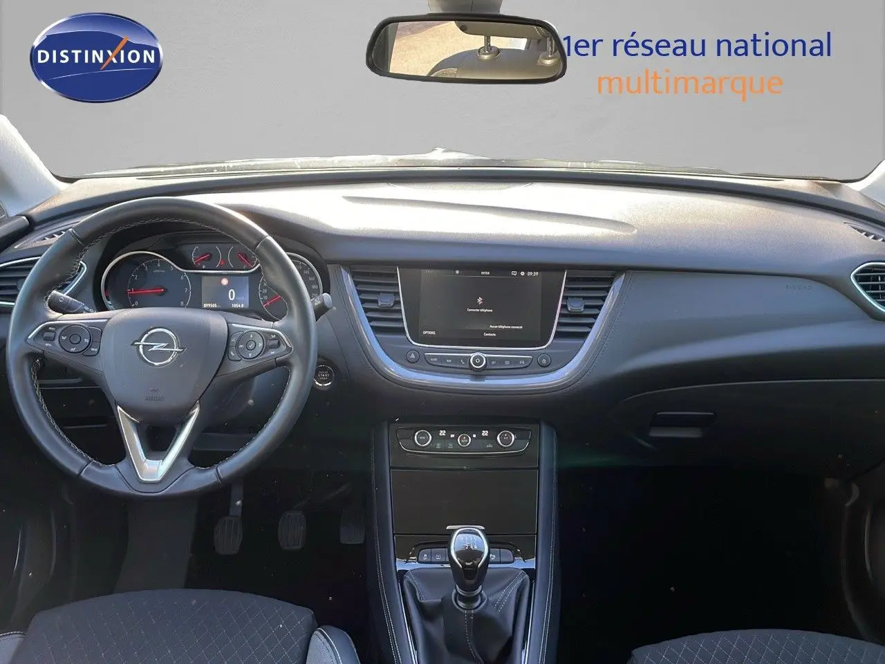 Intérieur noir de l'Opel Grandland X 1.5 HDI 130ch Elite 2020 vu de face, avec tableau de bord et levier de vitesse manuel.