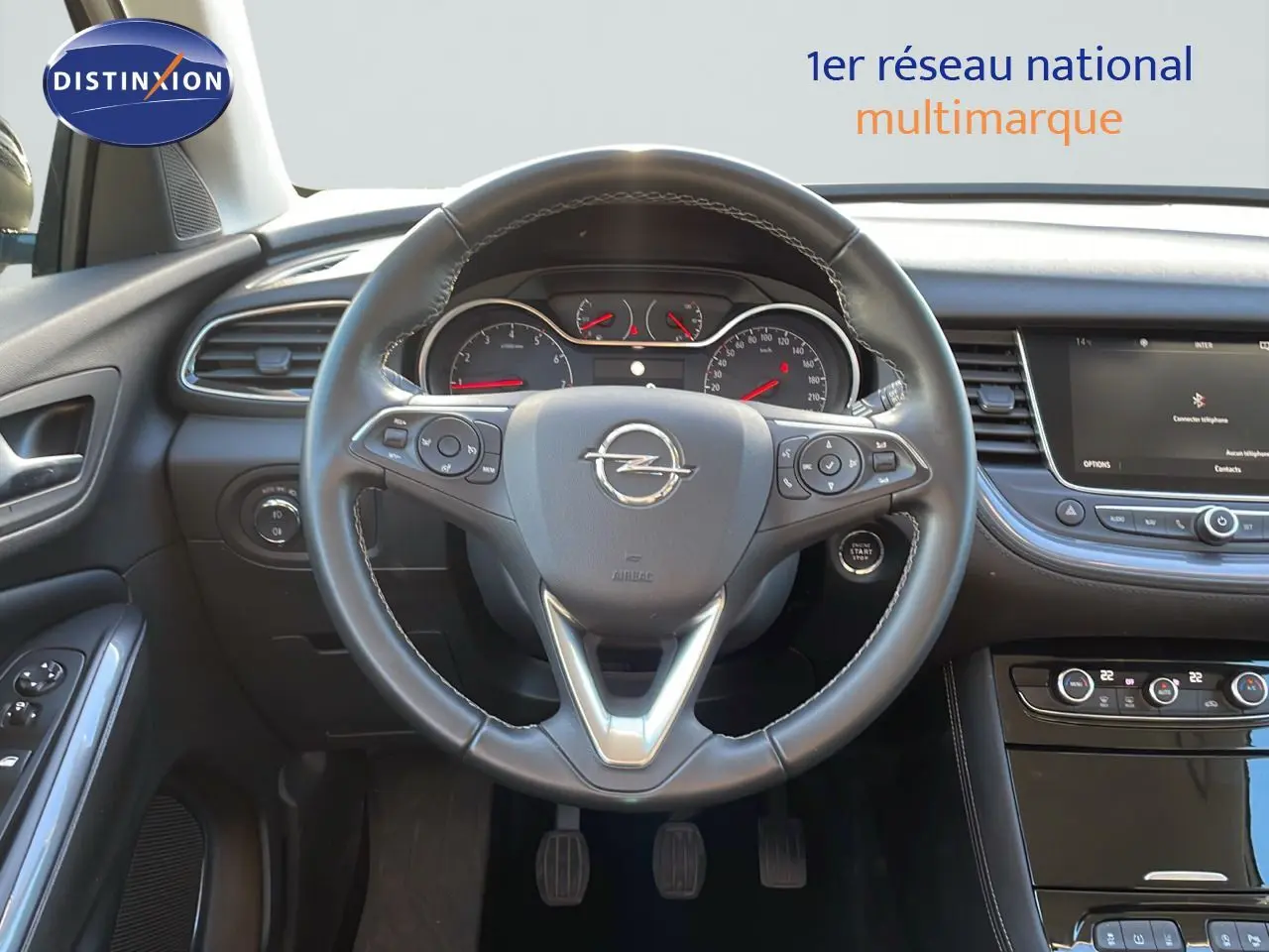 Vue centrée sur le volant en cuir de l'Opel Grandland X 2020, tableau de bord et console centrale visibles.