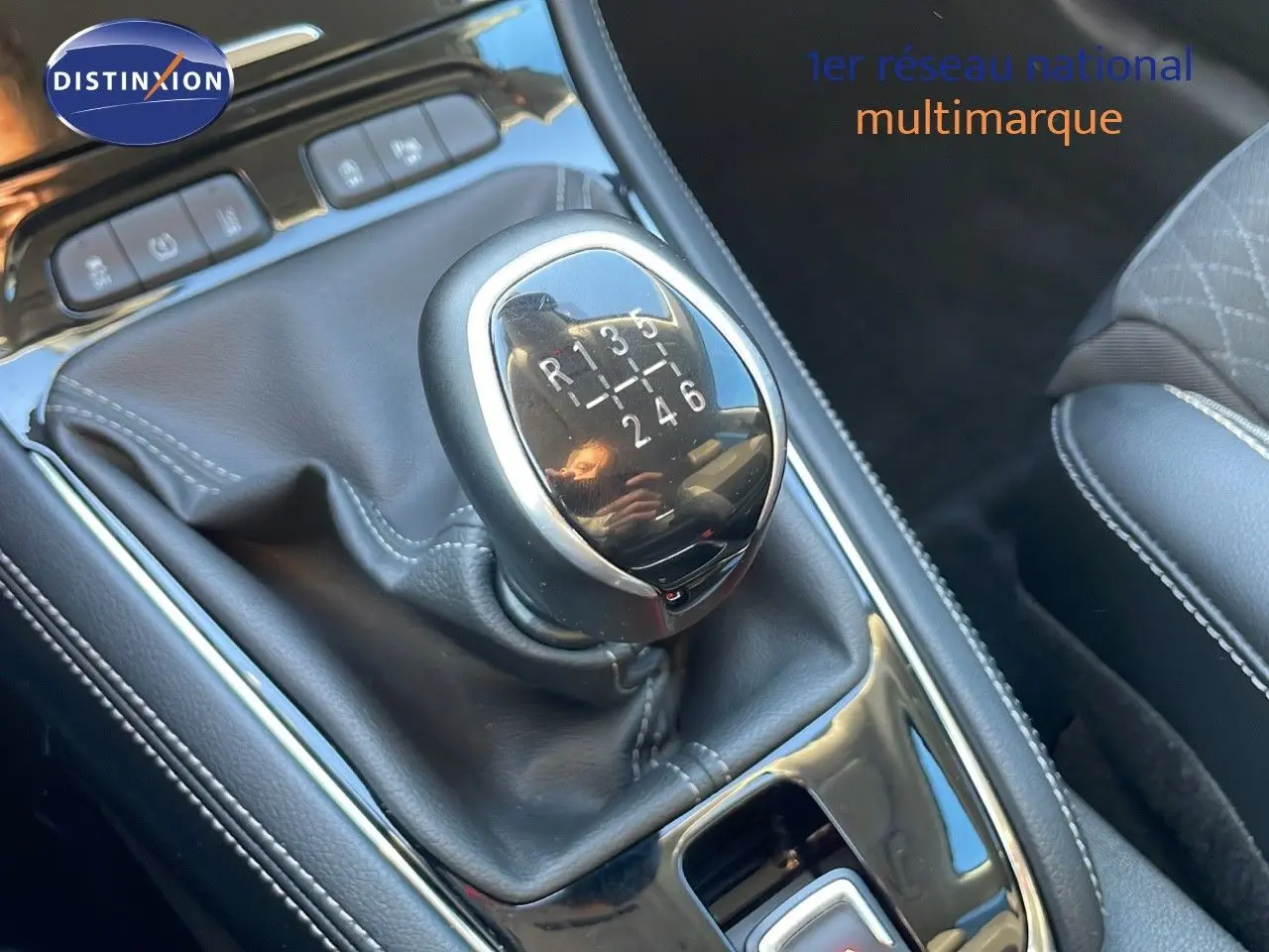 Le levier de vitesse manuel 6 rapports de l'Opel Grandland X 2020, avec sellerie cuir noire visible en partie.
