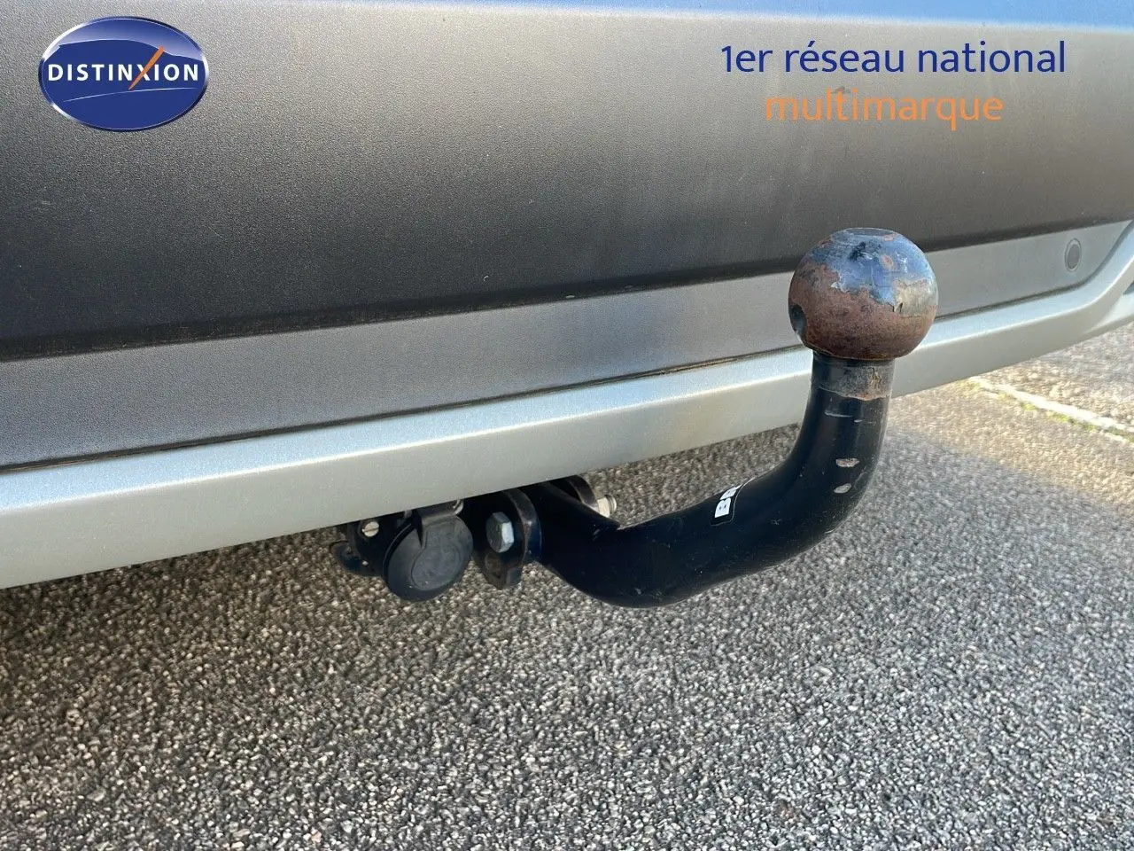 Gros plan sur l'attelage arrière noir avec boule rouillée d'un Opel Grandland X blanc toit noir de 2020.