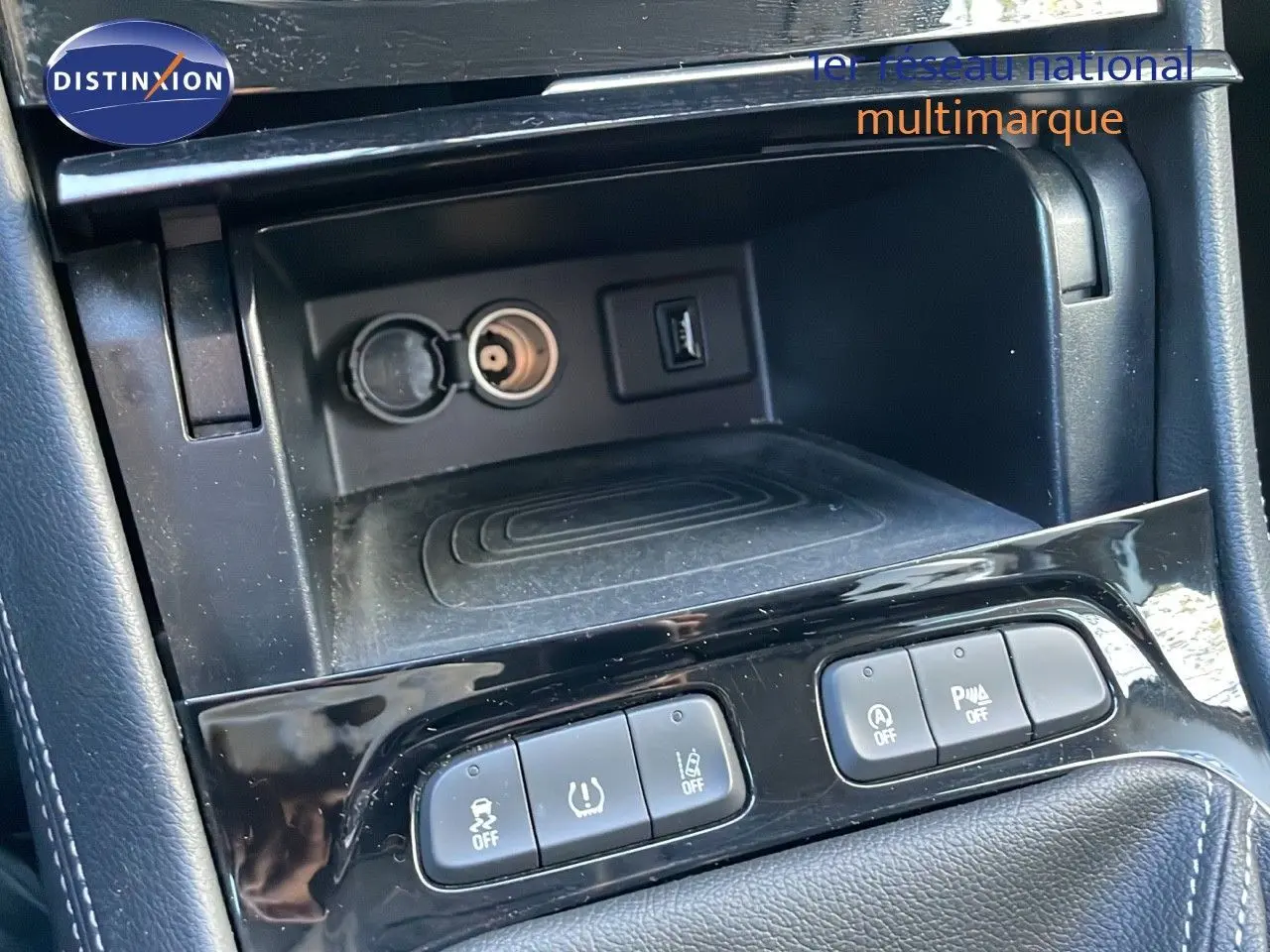 Gros plan sur la console centrale noire de l'Opel Grandland X 2020, montrant les boutons de contrôle et prise USB.