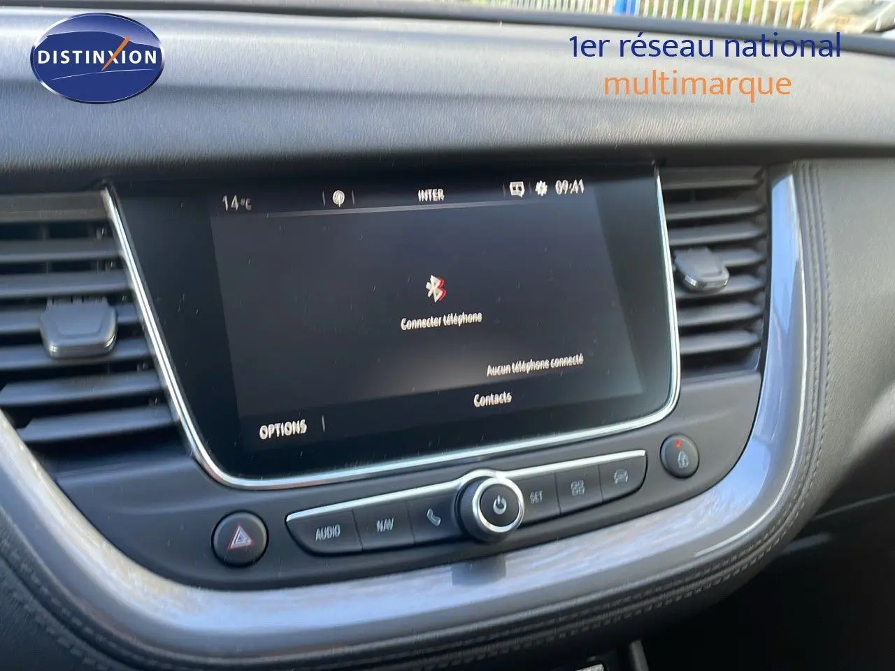 Écran tactile central avec commandes audio et navigation dans l'habitacle d'un Opel Grandland X 2020 blanc toit noir.