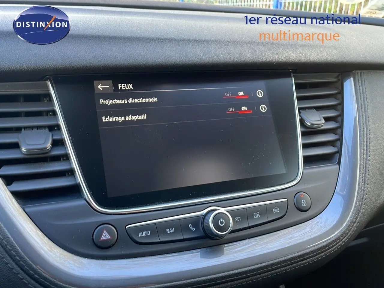 Écran tactile central de l’Opel Grandland X 2020 affichant les réglages des projecteurs directionnels et éclairage adaptatif.