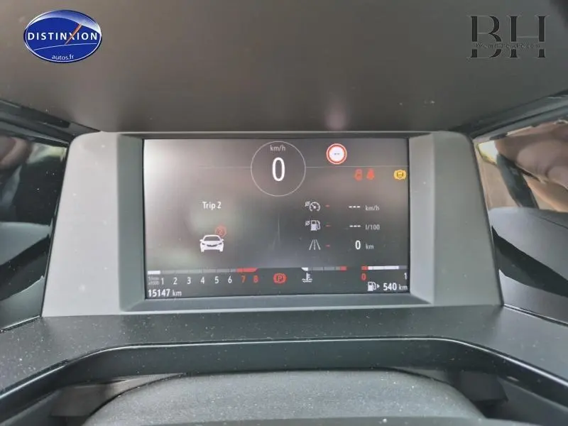 Affichage numérique du tableau de bord de l'Opel Grandland 2023, montrant la vitesse à 0 km/h et les alertes actives.