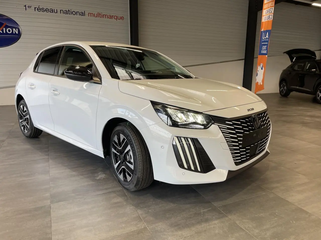 PEUGEOT 208 blanc okenite en 3/4 avant droit, avec calandre noire et feux LED à signature 3 griffes.