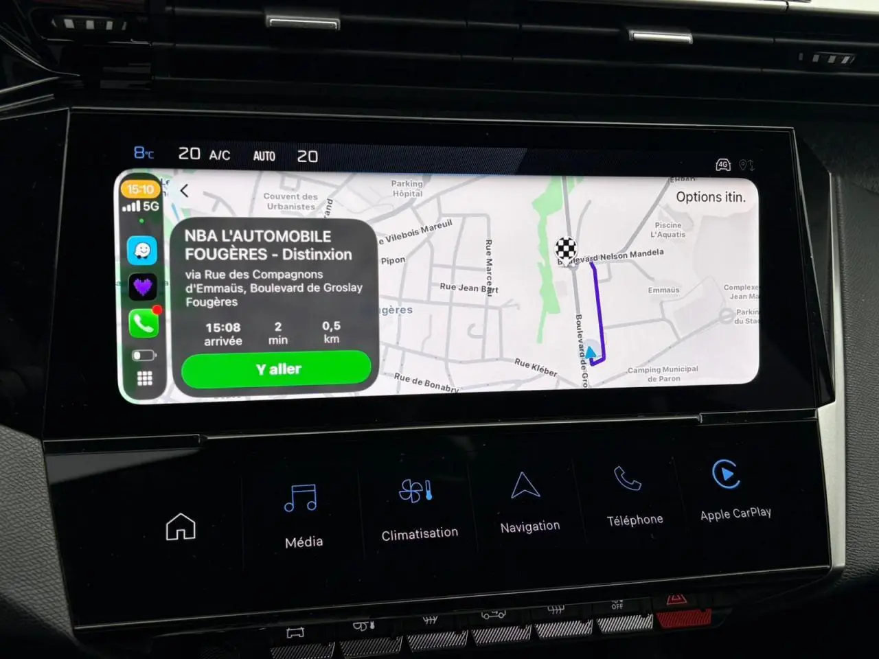 Écran tactile central du Peugeot 308 SW Hybrid 2025 affichant la navigation connectée avec interface Apple CarPlay.