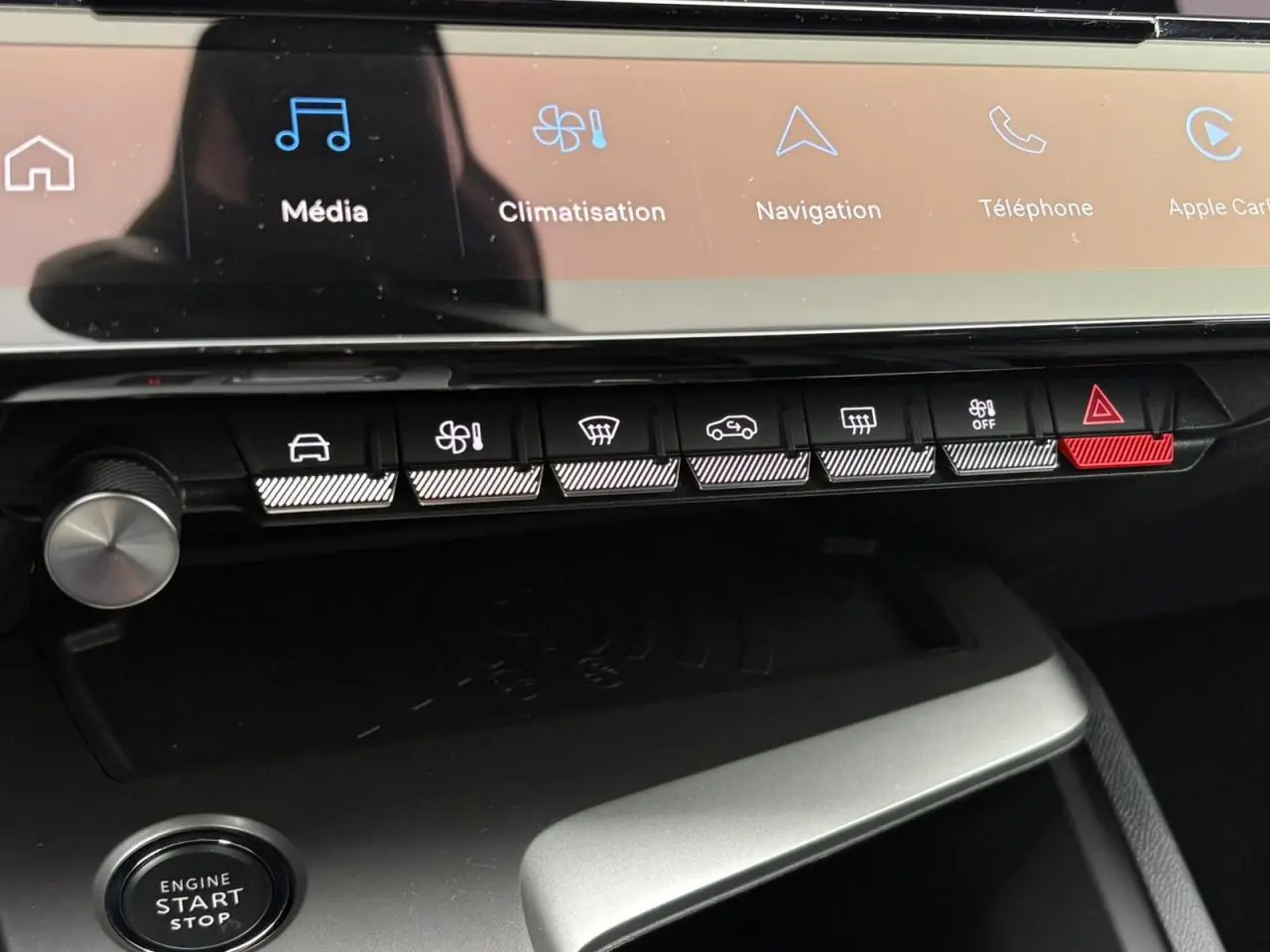 Gros plan sur la console centrale du Peugeot 308 SW Hybrid 2025 avec boutons de commande et écran tactile.