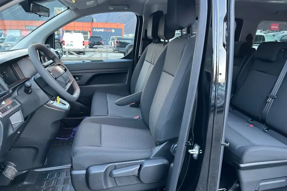 Vue intérieure côté gauche du FIAT Scudo Fourgon noir 2025, montrant les sièges avant et arrière avec accoudoir central.