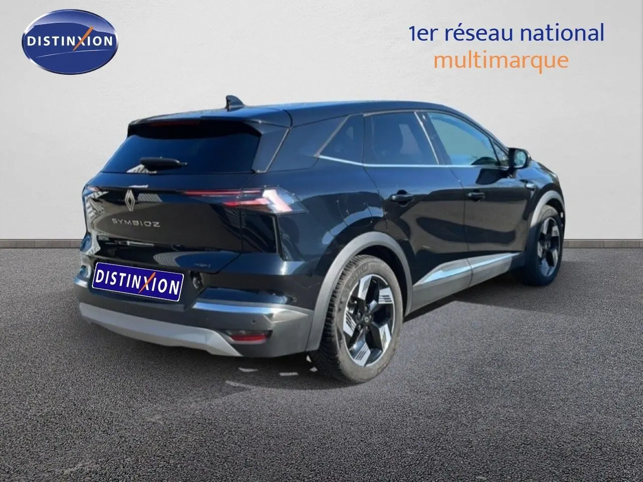 Renault Symbioz 2025 noir étoile métal, vue 3/4 arrière droit mettant en valeur ses lignes modernes et jantes bicolores.