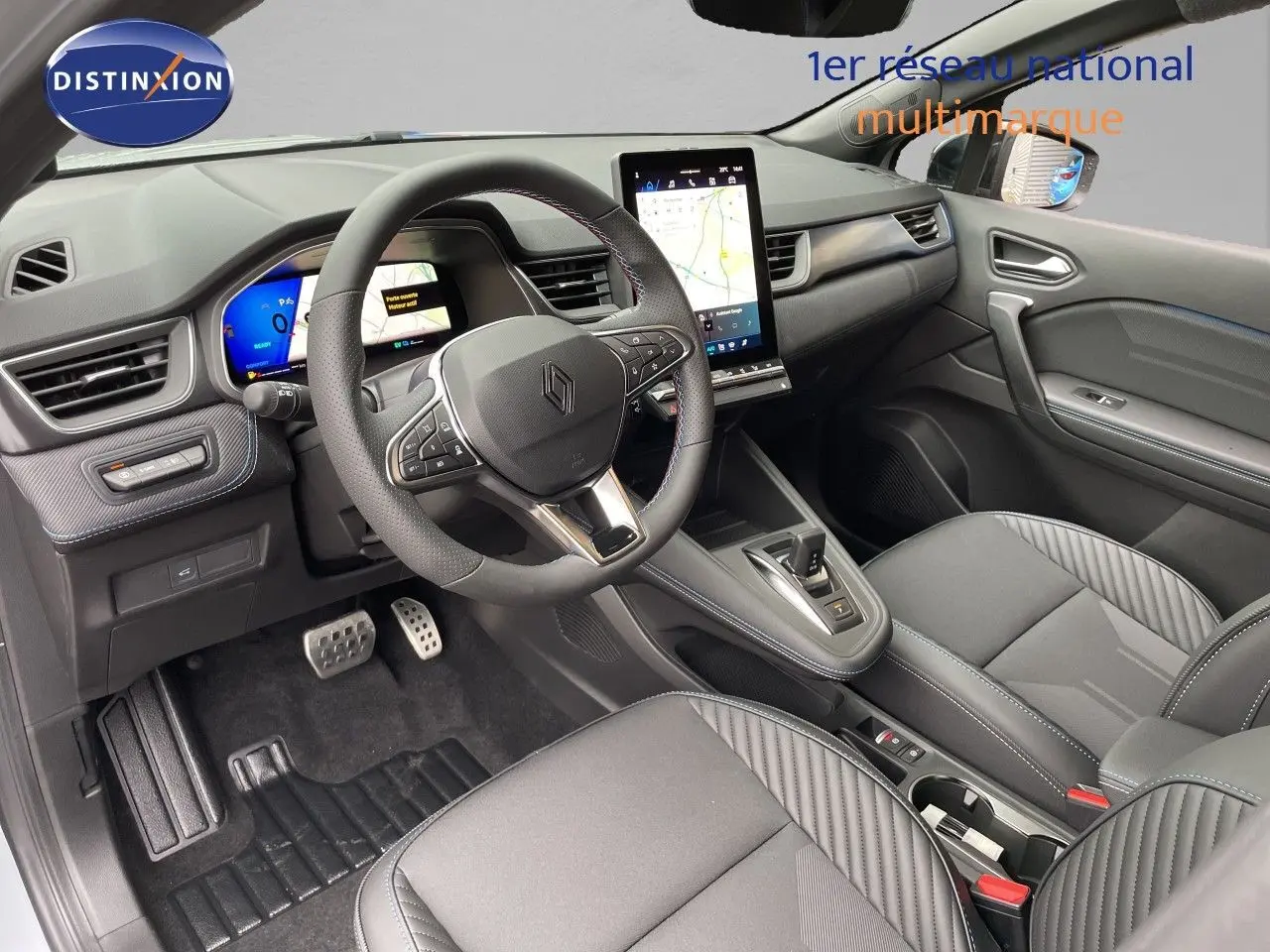 Vue intérieure côté conducteur du Renault Symbioz gris Rafale Metal, avec tableau de bord digital et écran tactile vertical.