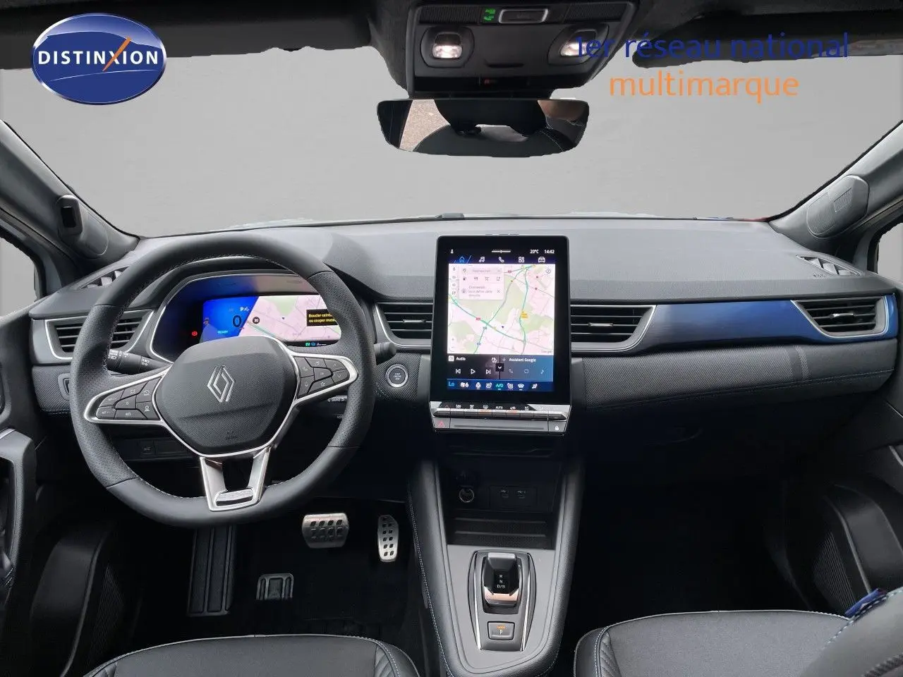 Vue intérieure avant du Renault Symbioz gris Rafale Métal, tableau de bord avec écran tactile vertical et volant multifonction.