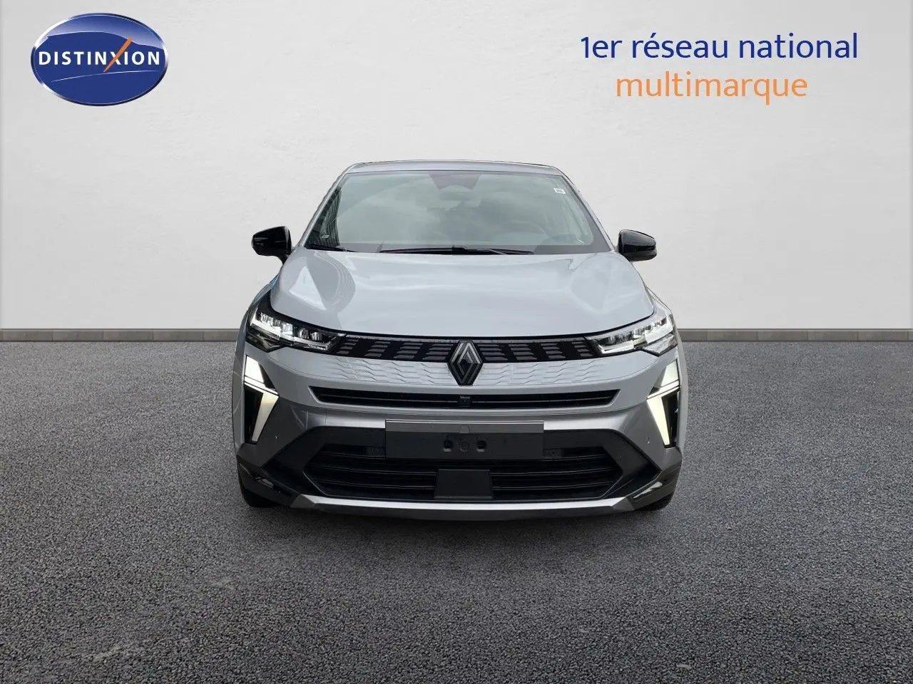 Vue frontale d'une Renault Symbioz gris rafale métal avec éclairage LED et calandre moderne sur fond neutre.