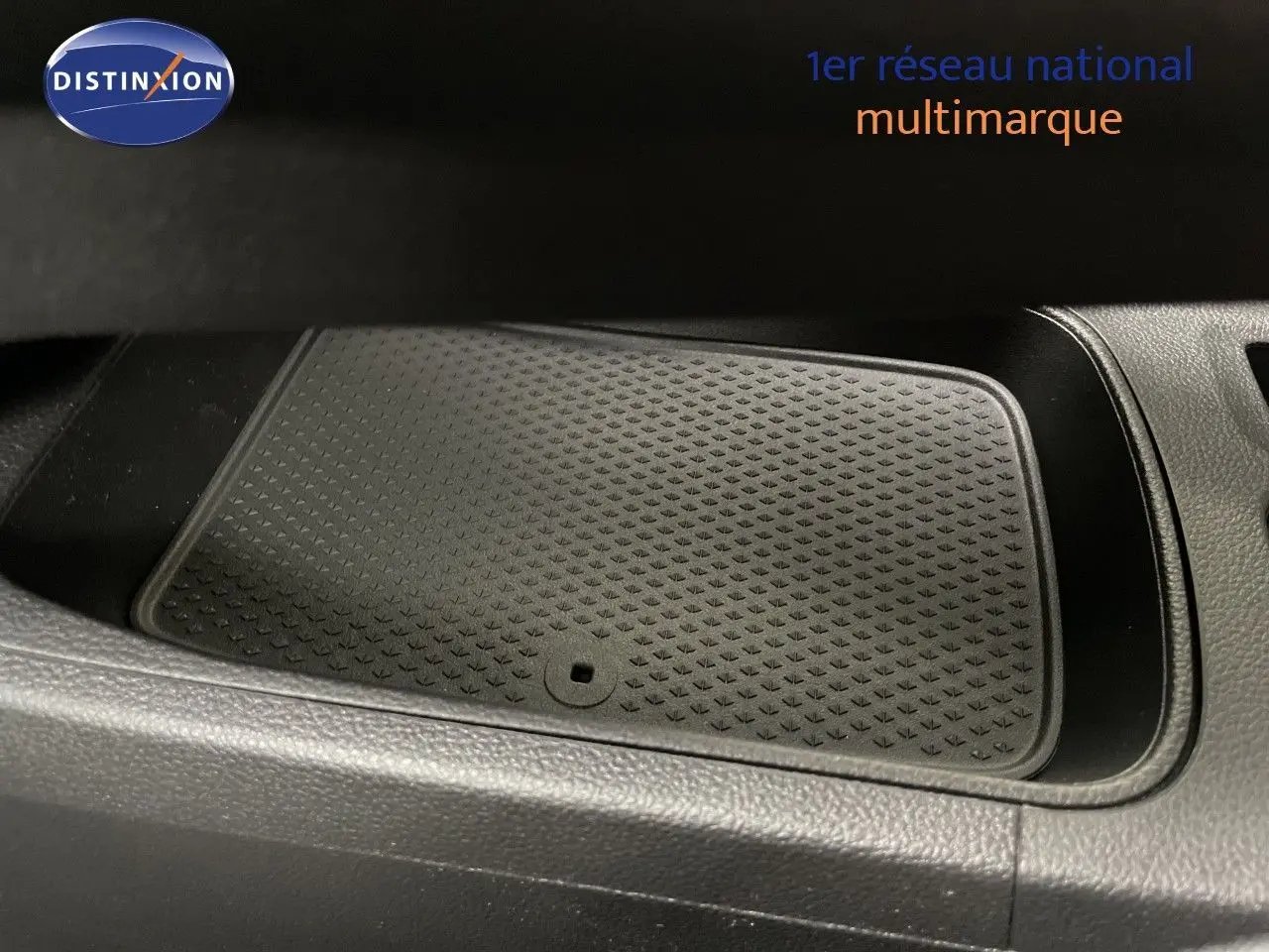 Gros plan sur le tapis antidérapant noir dans le rangement central intérieur du Renault Symbioz gris Rafale Metal 2026.