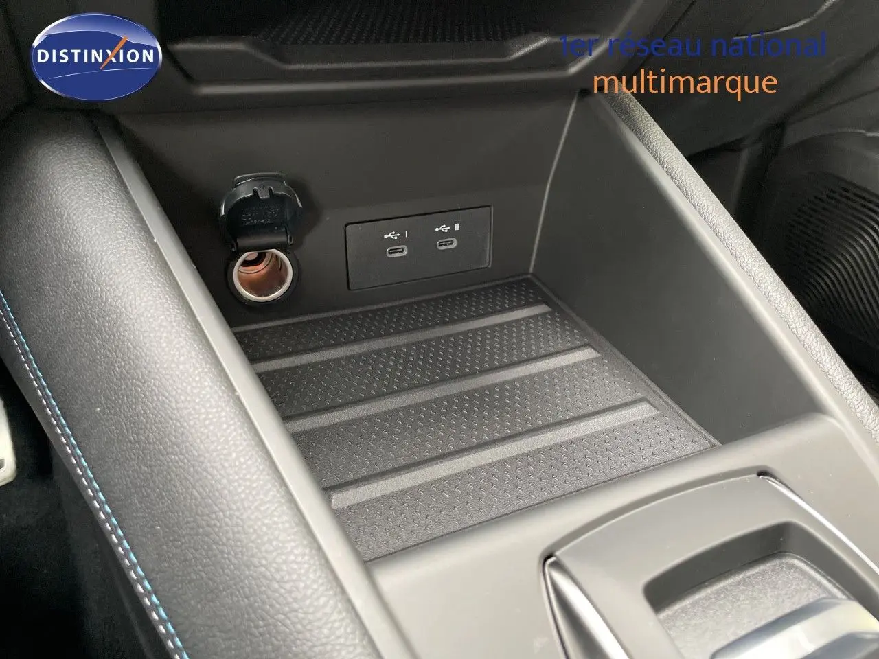 Gros plan sur la console centrale noire avec prises USB-C et prise 12V du Renault Symbioz gris Rafale Métal.