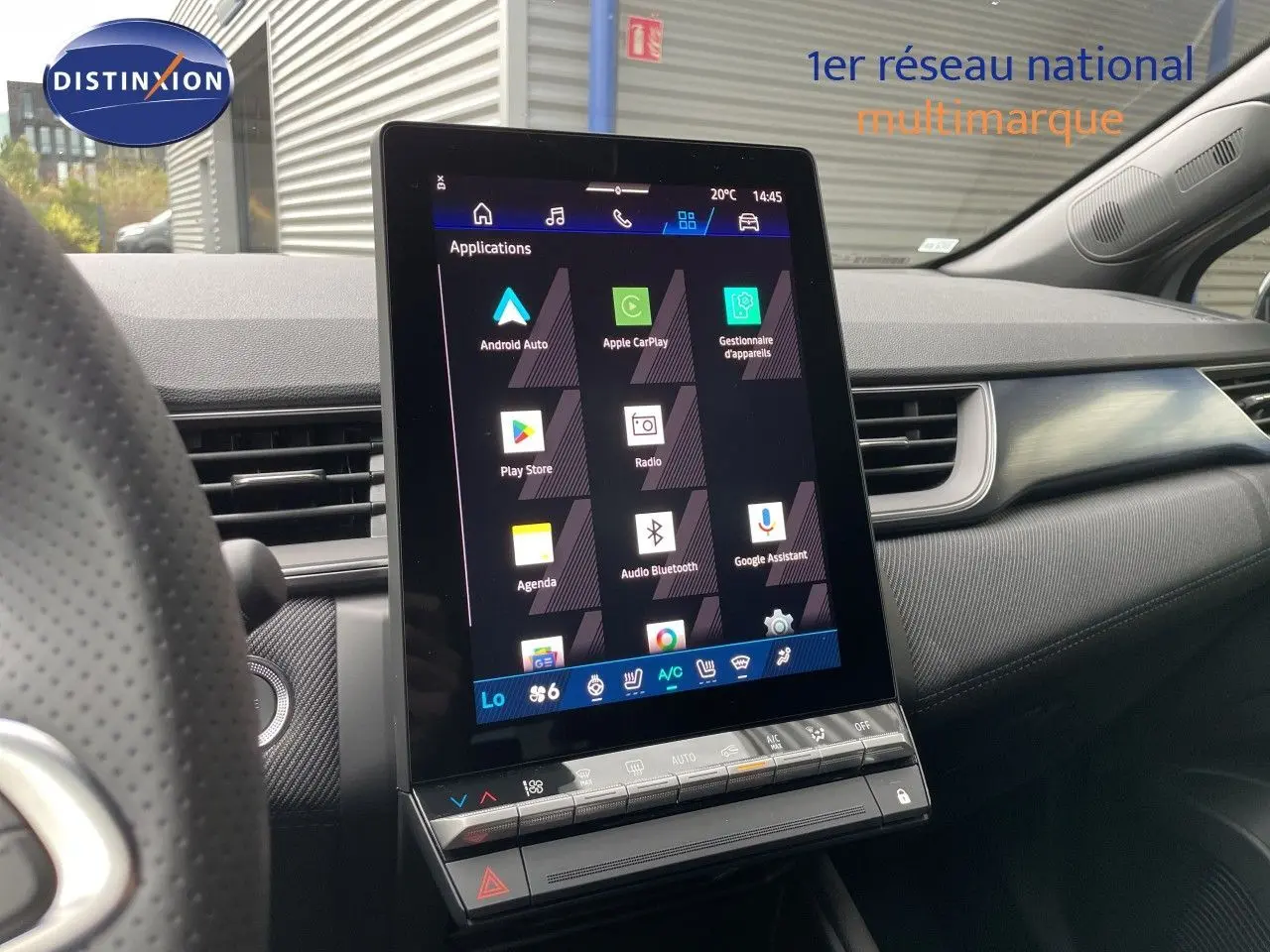 Vue intérieure centrée sur l'écran tactile vertical du tableau de bord du Renault Symbioz gris Rafale Métal.
