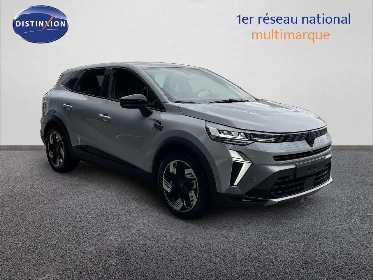Renault Symbioz gris Rafale métal en 3/4 avant droit, mettant en valeur ses optiques LED et sa calandre moderne.