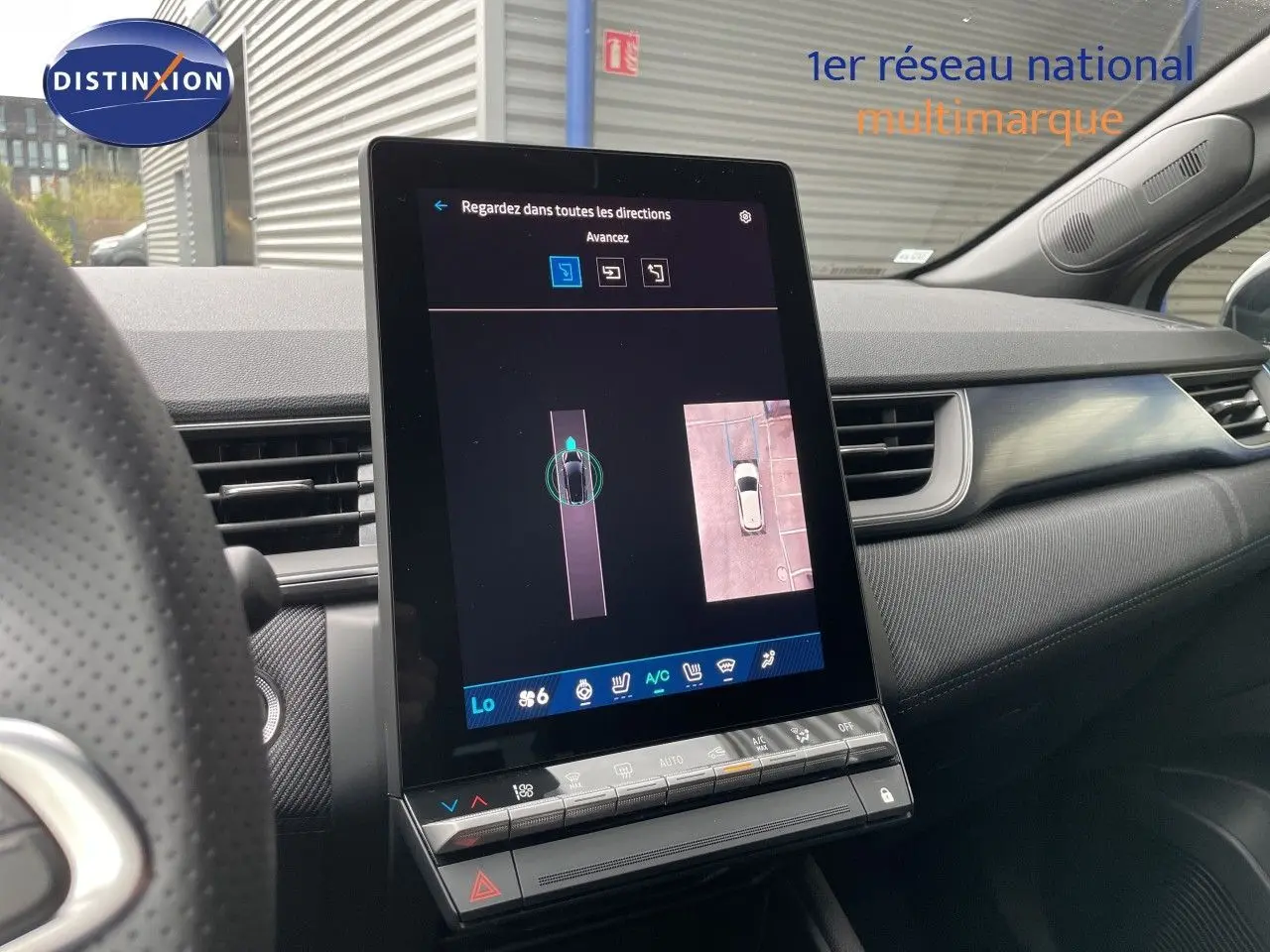 Vue intérieure centrée sur l'écran tactile vertical du tableau de bord du Renault Symbioz gris Rafale Metal, affichant la caméra 360° et les commandes climatiques.