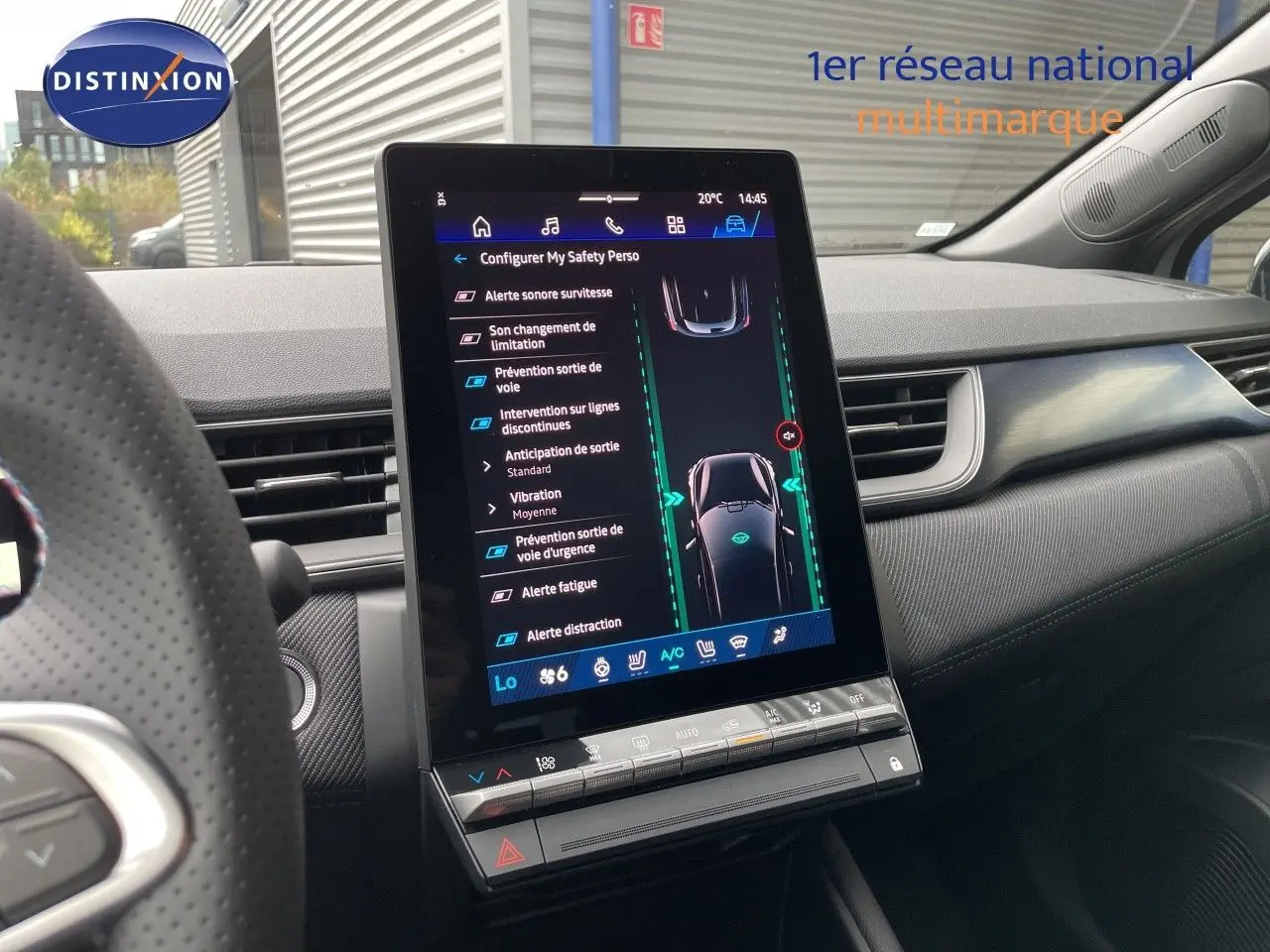 Vue intérieure du tableau de bord du Renault Symbioz 2026 avec écran tactile central affichant les options d'aide à la conduite.