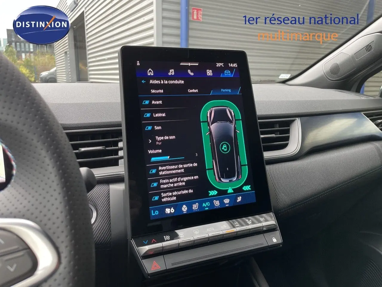 Vue intérieure centrée sur l'écran tactile du tableau de bord du Renault Symbioz gris Rafale Metal, affichant l'aide à la conduite.
