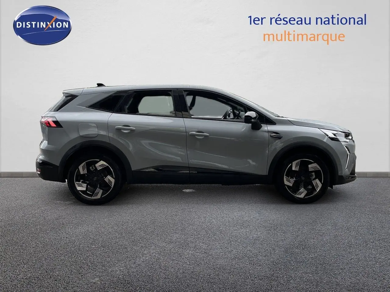Profil droit du Renault Symbioz gris Rafale métal 2026, SUV hybride avec jantes noires et détails modernes.