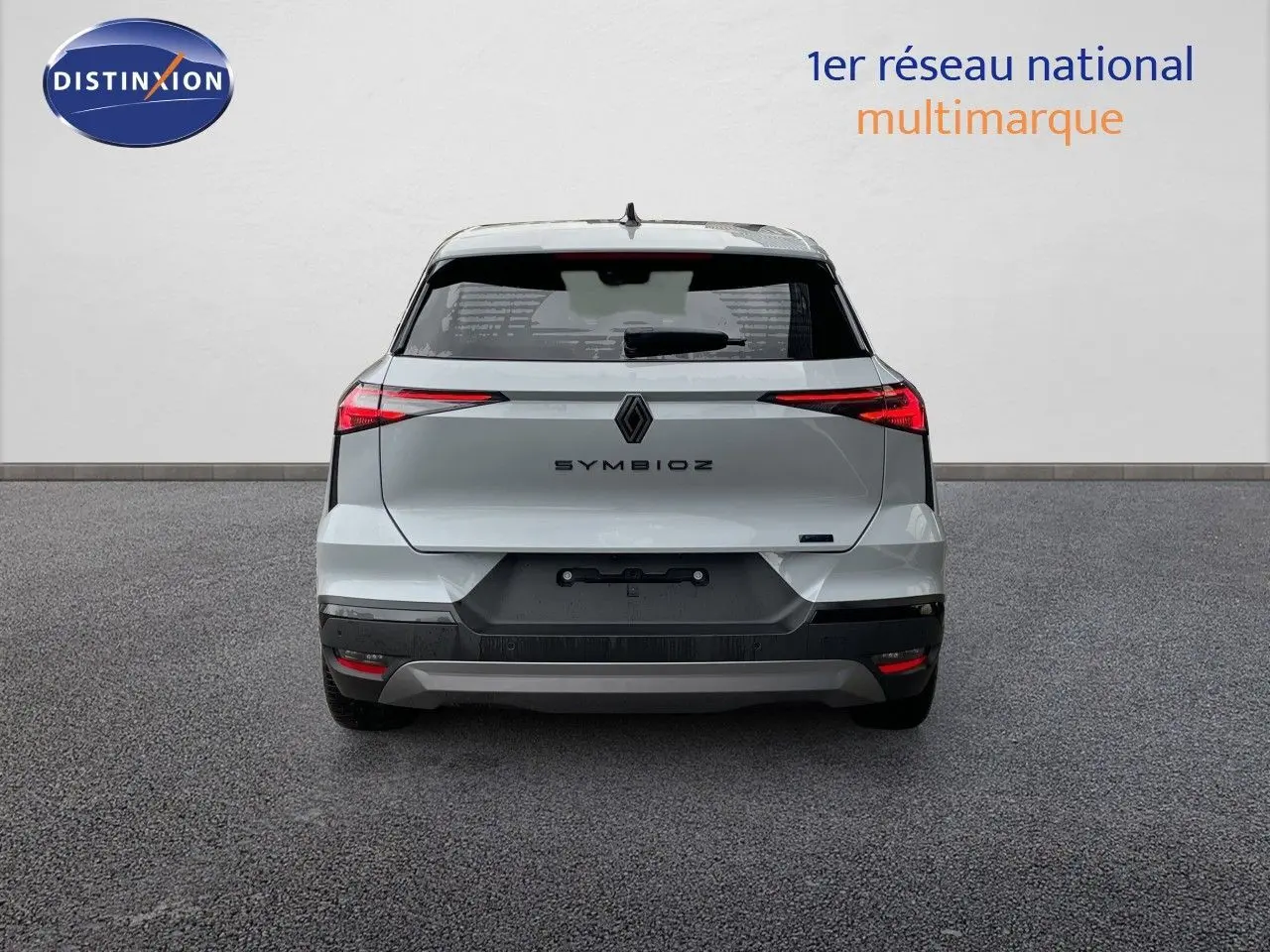Vue arrière d'une Renault Symbioz gris Rafale métal 2026, avec feux arrière LED fins et plaque Zero KM.