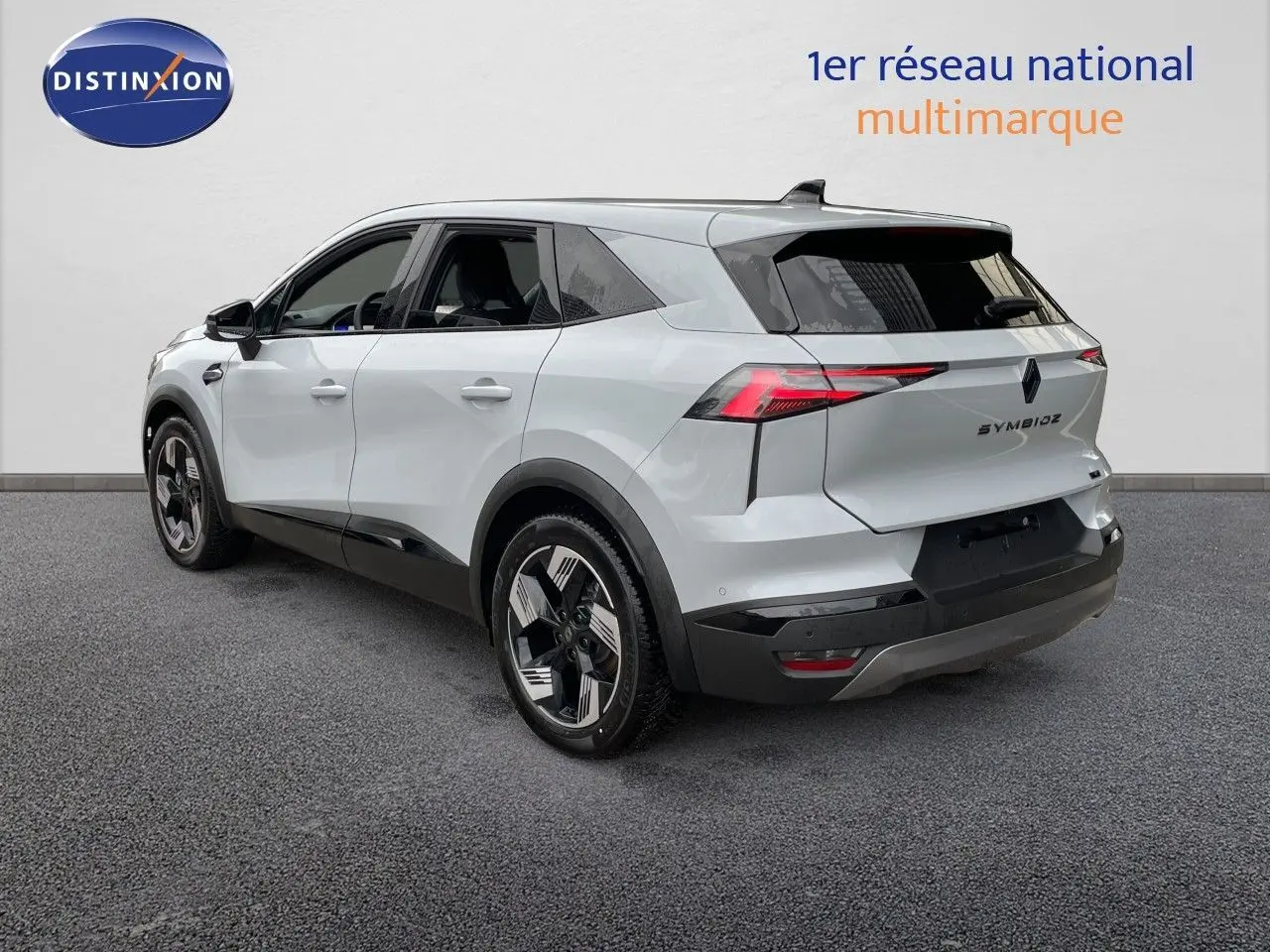 Vue 3/4 arrière droite d’un Renault Symbioz gris Rafale métal avec feux LED et jantes bicolores modernes.