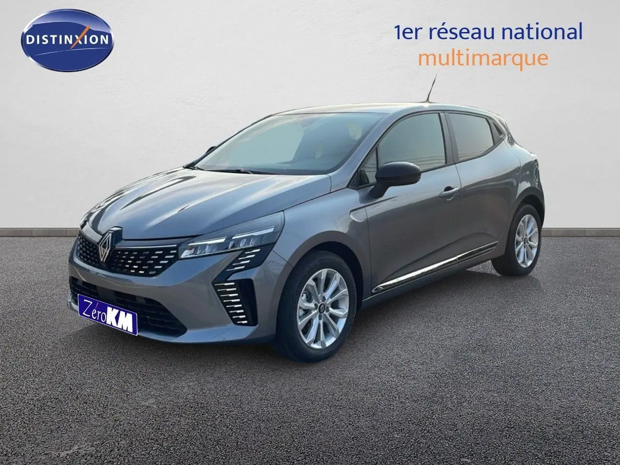 Renault Clio 2025 gris schiste métal vue 3/4 avant droit avec feux LED et jantes alliage visibles
