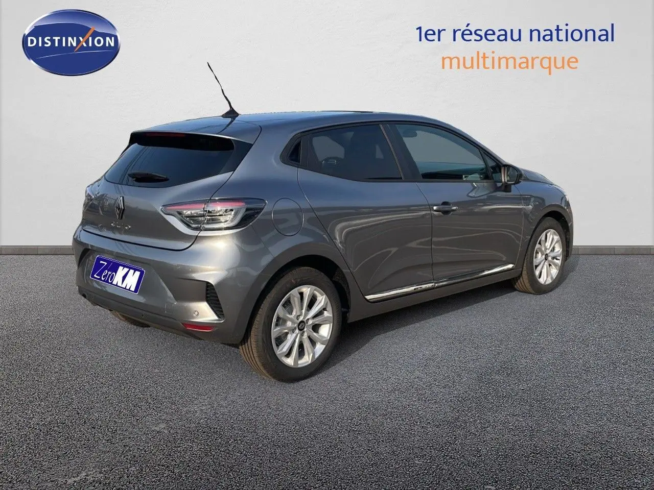 Renault Clio 1.5 DCI 100ch Evolution gris schiste métal vue 3/4 arrière droit sur fond neutre.