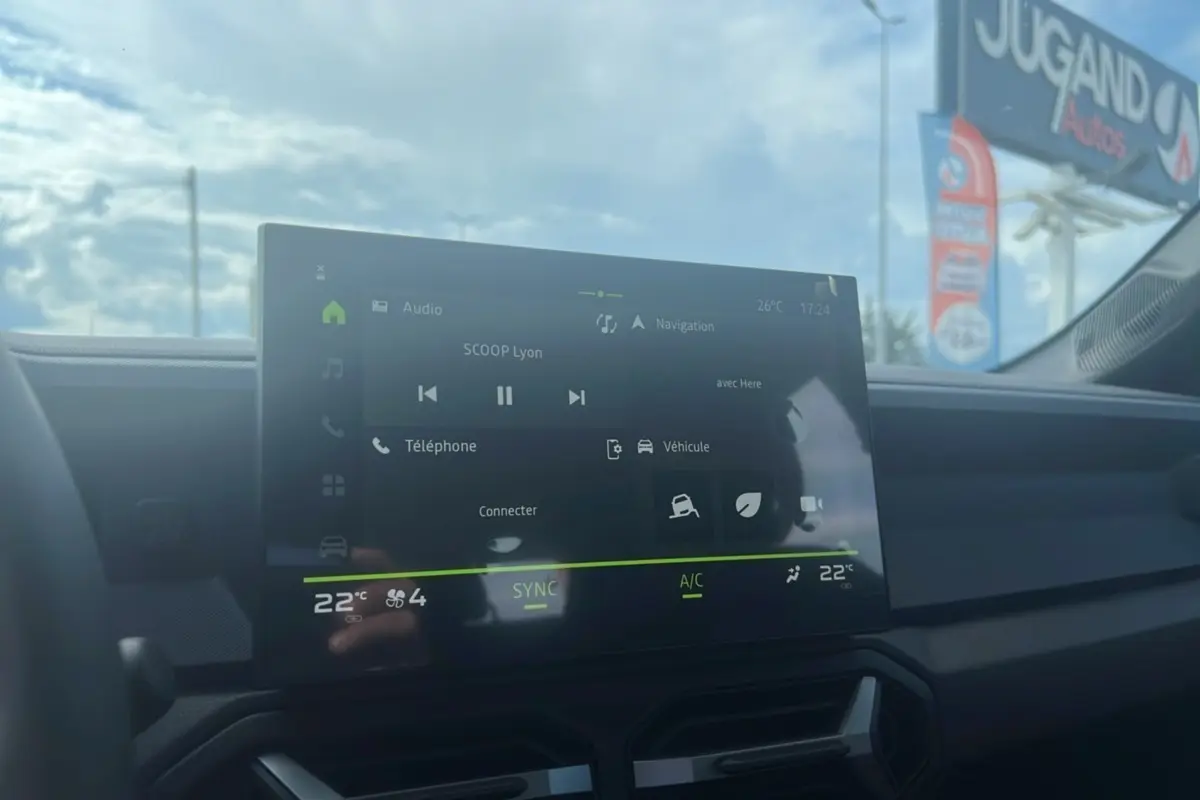 Écran tactile central du tableau de bord du Dacia Bigster 2025, affichant les commandes audio et climatisation.