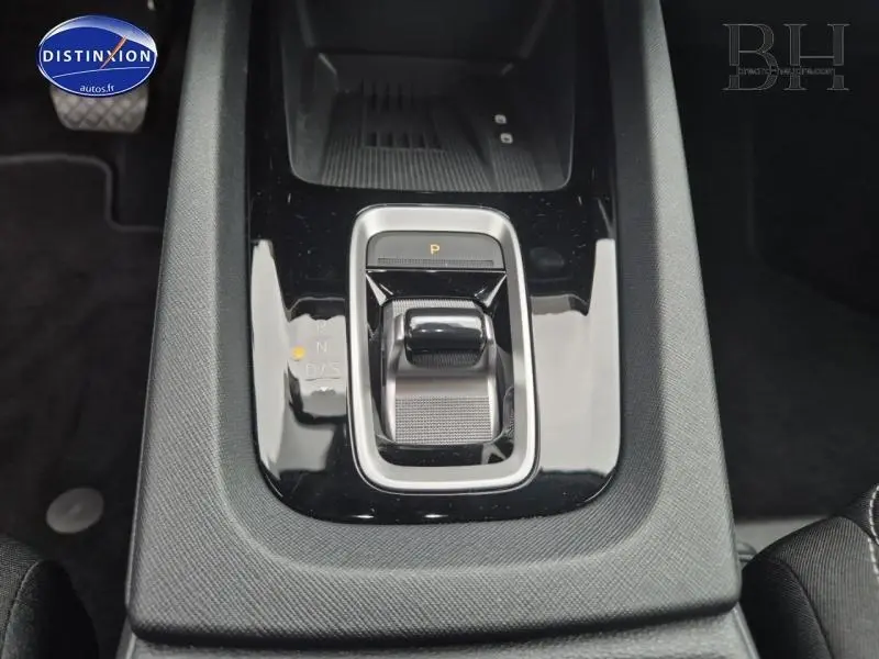 Vue rapprochée de la console centrale noire avec levier de vitesses automatique de la Skoda Octavia Combi 2024.