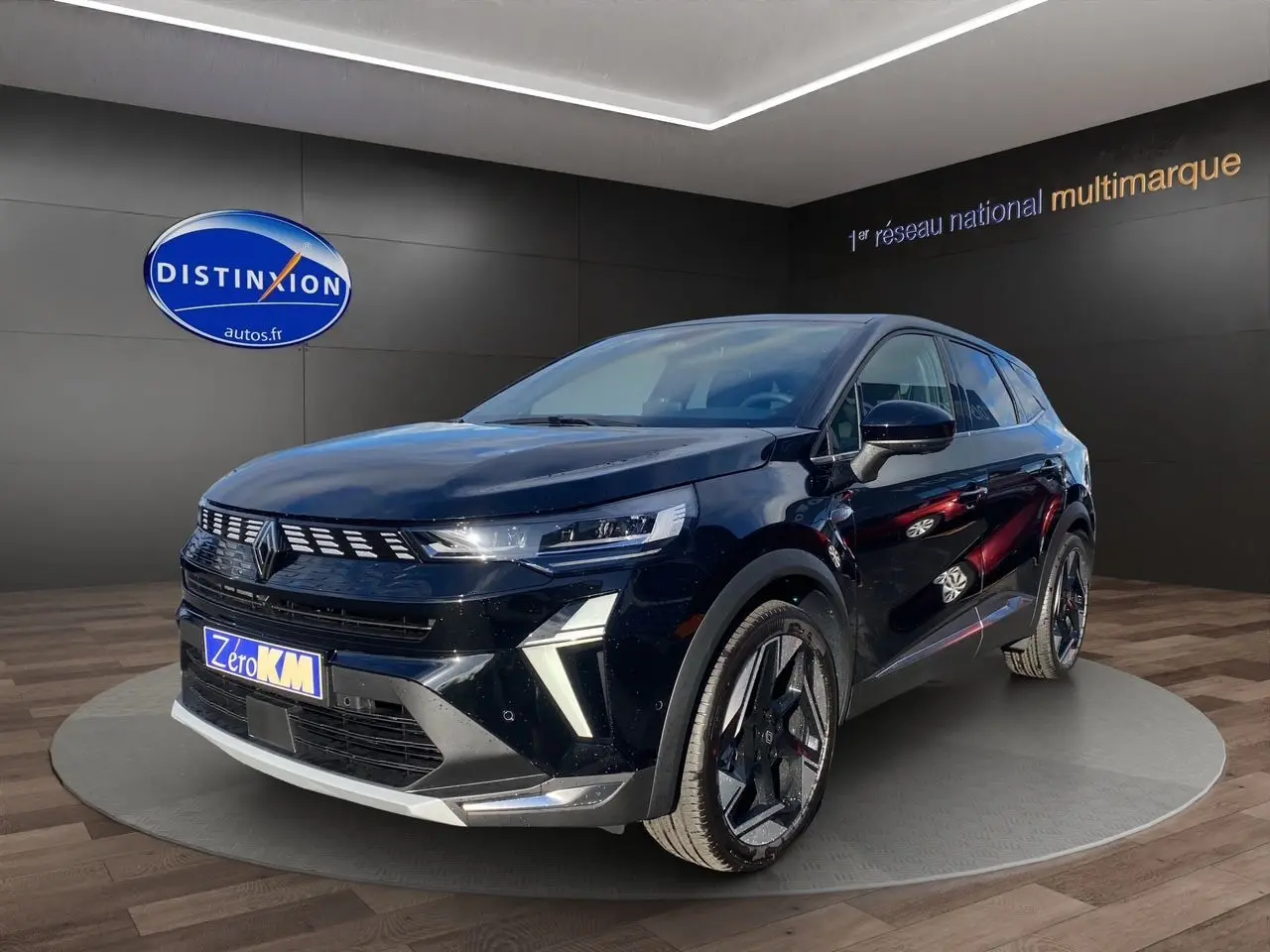 Renault Symbioz noir étoile en 3/4 avant droit, avec jantes noires et feux LED distinctifs en showroom