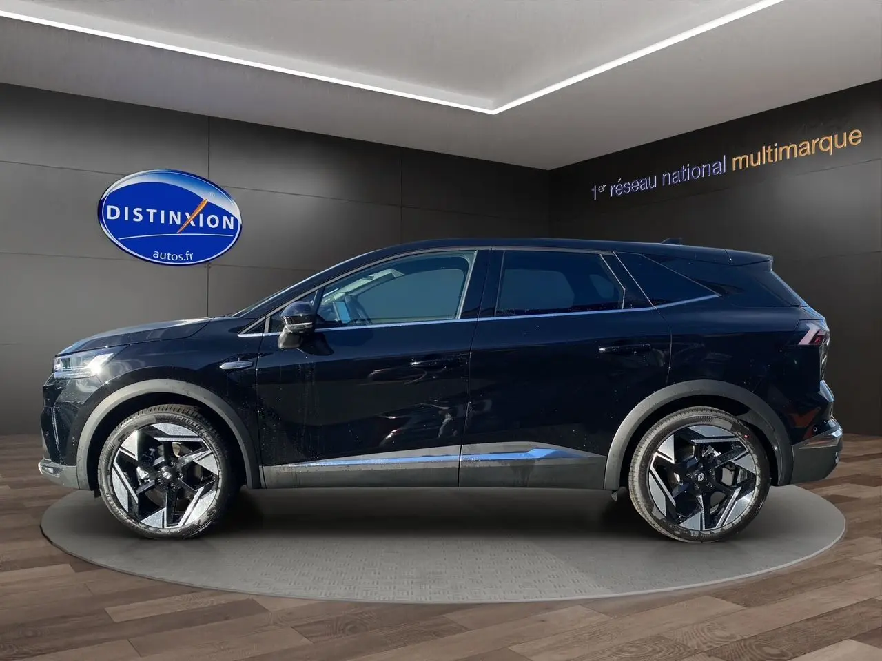 Profil côté gauche d'un Renault SYMBIOZ noir étoile 2025 avec jantes alliage 19 pouces et toit panoramique Solarbay.