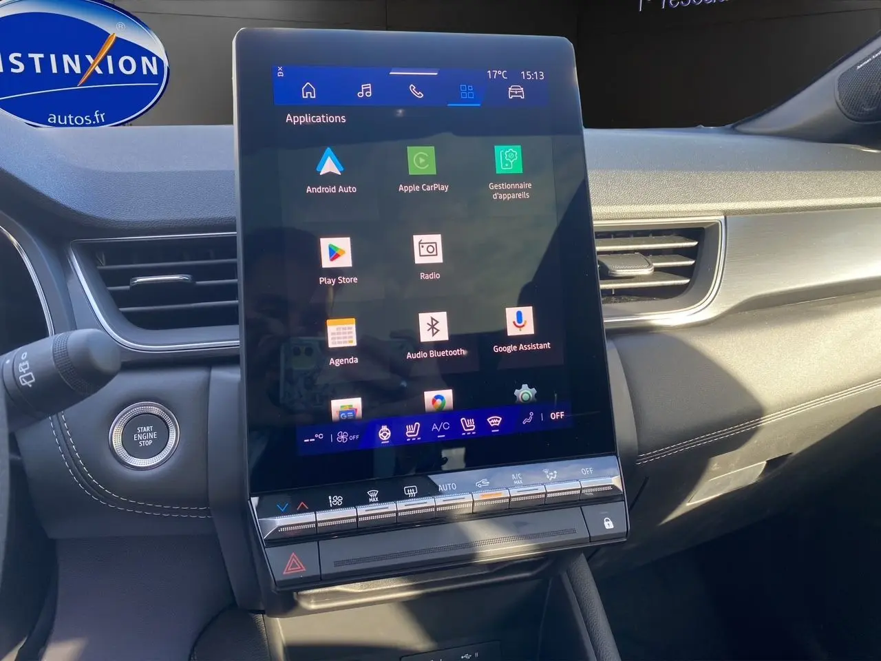 Écran tactile central avec interface Android Auto et Apple CarPlay dans le tableau de bord noir du Renault Symbioz Iconic E-Tech Hybrid 2025.