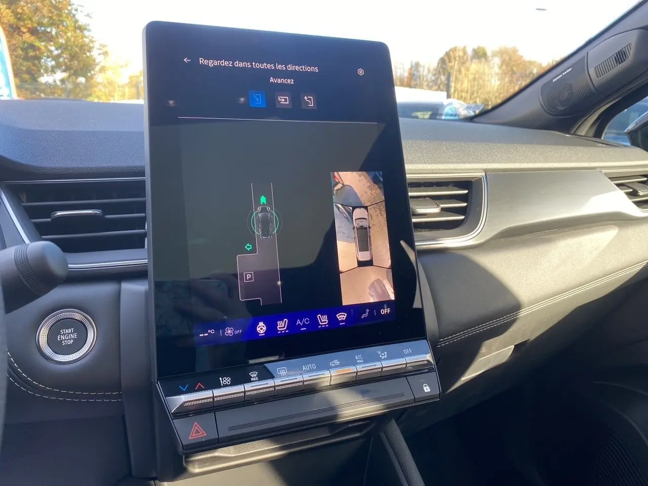 Écran tactile central affichant la caméra 360 dans l'habitacle noir étoile du Renault Symbioz Iconic E-Tech Hybrid 2025.