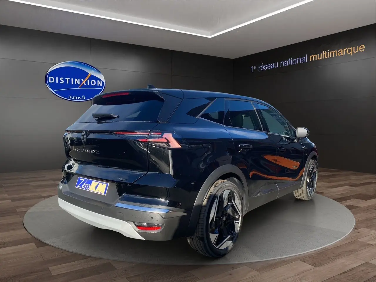 Vue 3/4 arrière droite d'un Renault Symbioz noir étoile avec feux LED et jantes alliage 19 pouces.