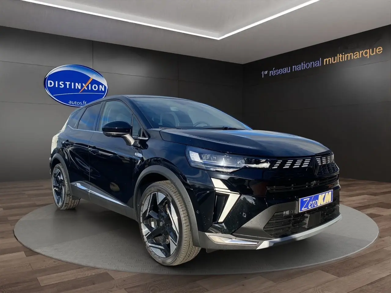 Renault Symbioz Iconic E-Tech Hybrid 145 noir étoile, vue 3/4 avant avec jantes alliage et calandre distinctive.