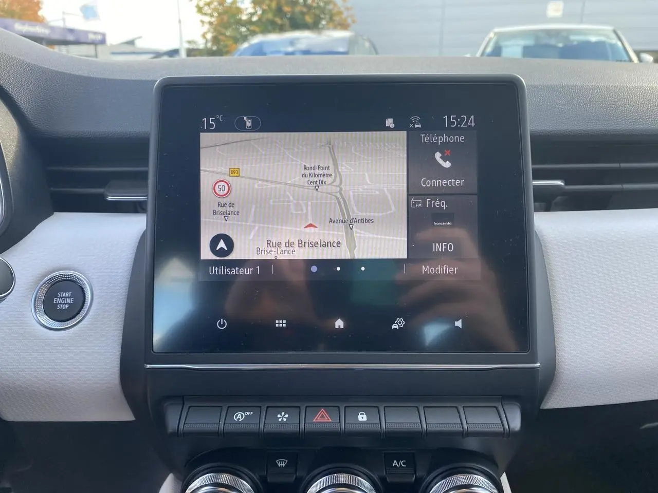 Écran tactile central avec navigation et commandes sur tableau de bord blanc de Renault Clio Intens 2021.