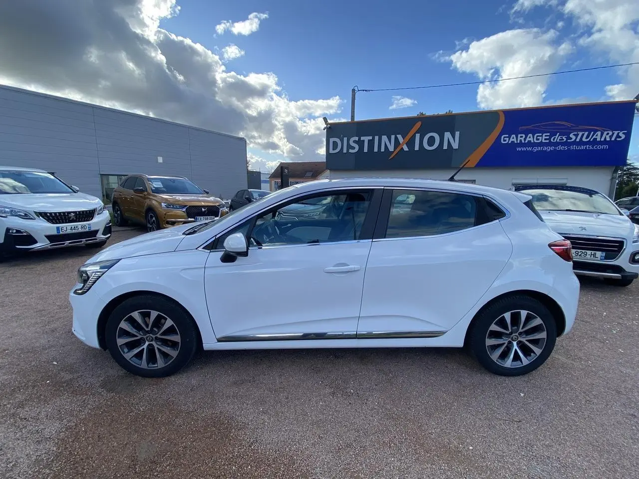 Profil côté gauche de la Renault Clio blanche 2021, finition Intens, avec jantes alliage et lignes épurées.