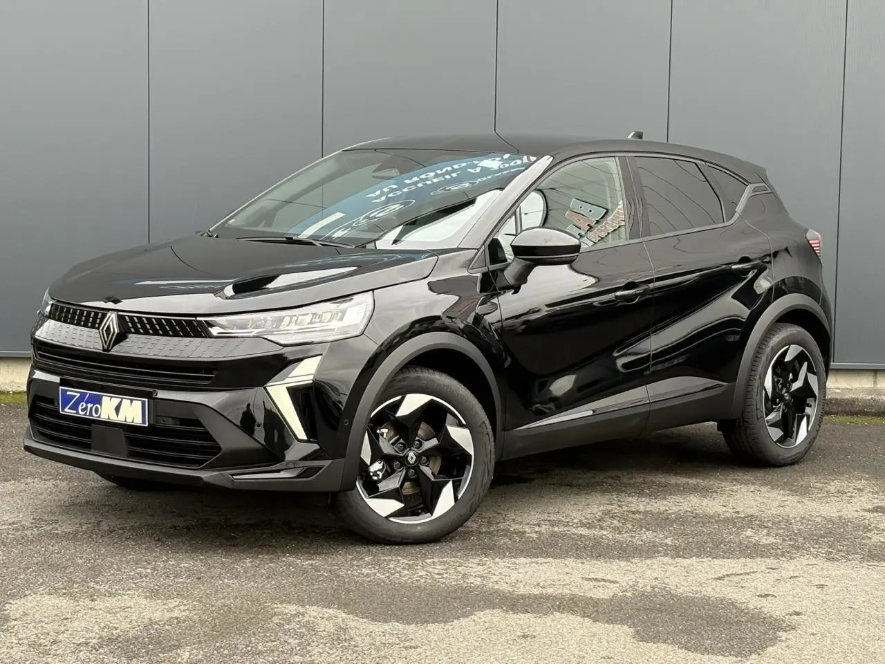 Renault Captur 2025 noir étoilé en vue 3/4 avant droit, avec jantes aluminium noires et phares LED distinctifs.