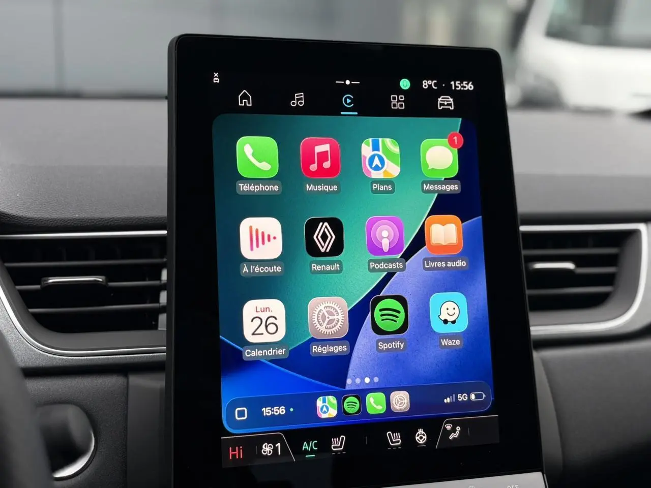 Écran tactile central affichant l'interface multimédia Apple Carplay dans l'habitacle du Renault Captur noir étoilé.