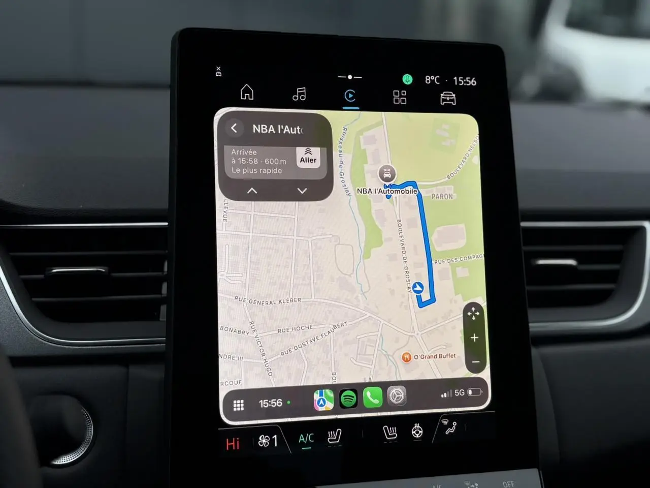 Écran tactile central du tableau de bord du Renault Captur 2025 affichant la navigation GPS et commandes climatisation.