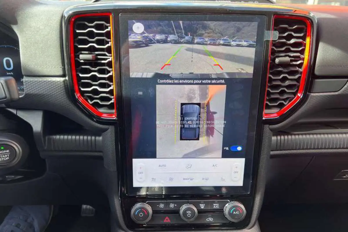 Vue rapprochée de l’écran central tactile du Ford Ranger Raptor 2025 avec caméra 360° et cadre d’aération rouge.