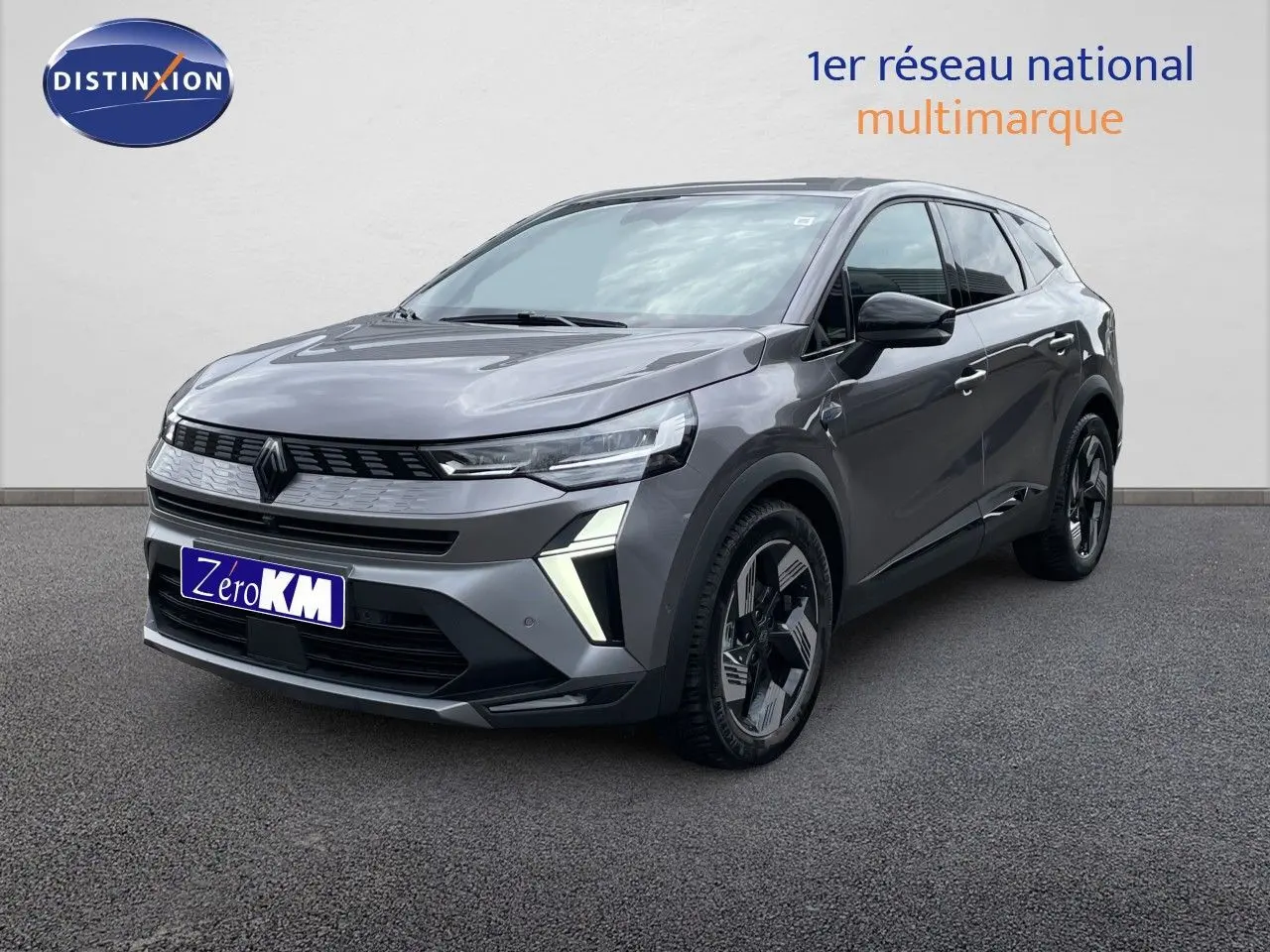 Vue 3/4 avant d'un Renault Symbioz gris cassiopée métallisé avec feux LED et jantes noires distinctives.