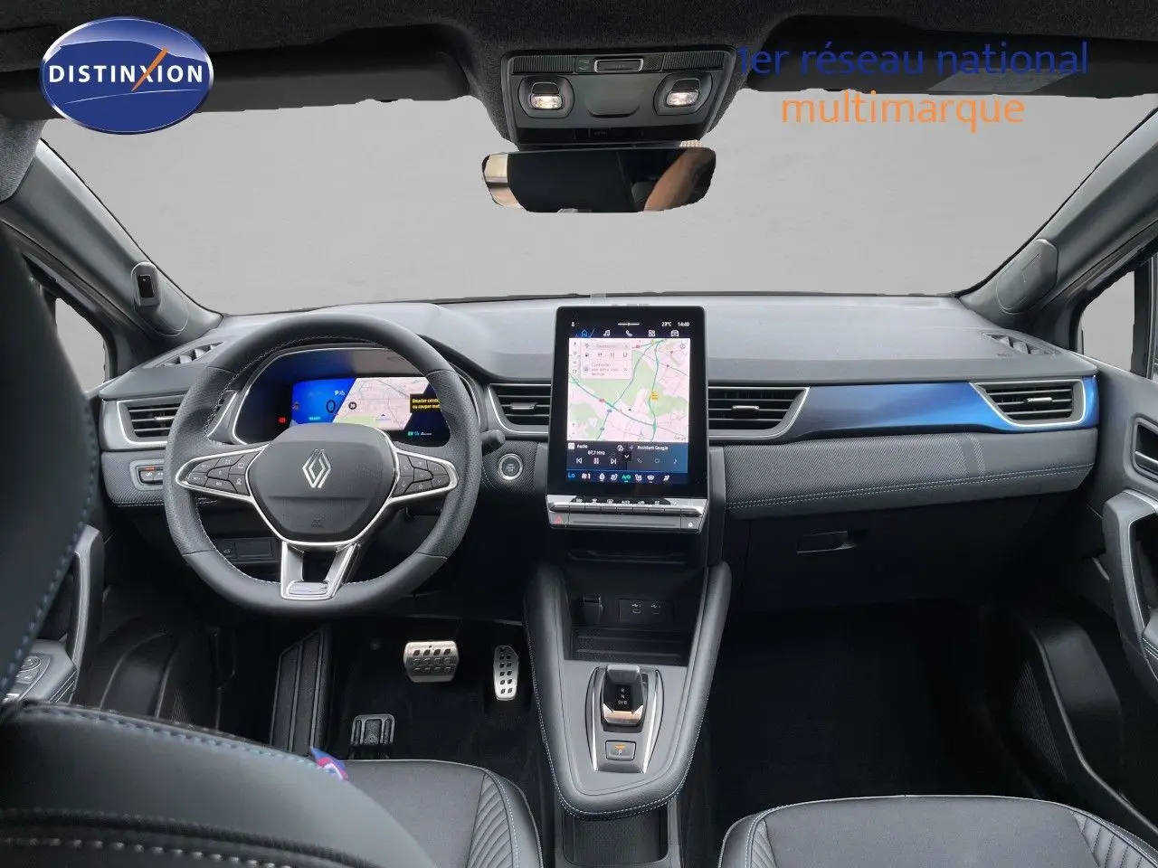 Intérieur Renault Symbioz 2026, vue frontale du poste de conduite avec écran tactile vertical et détails bleu métallisé.