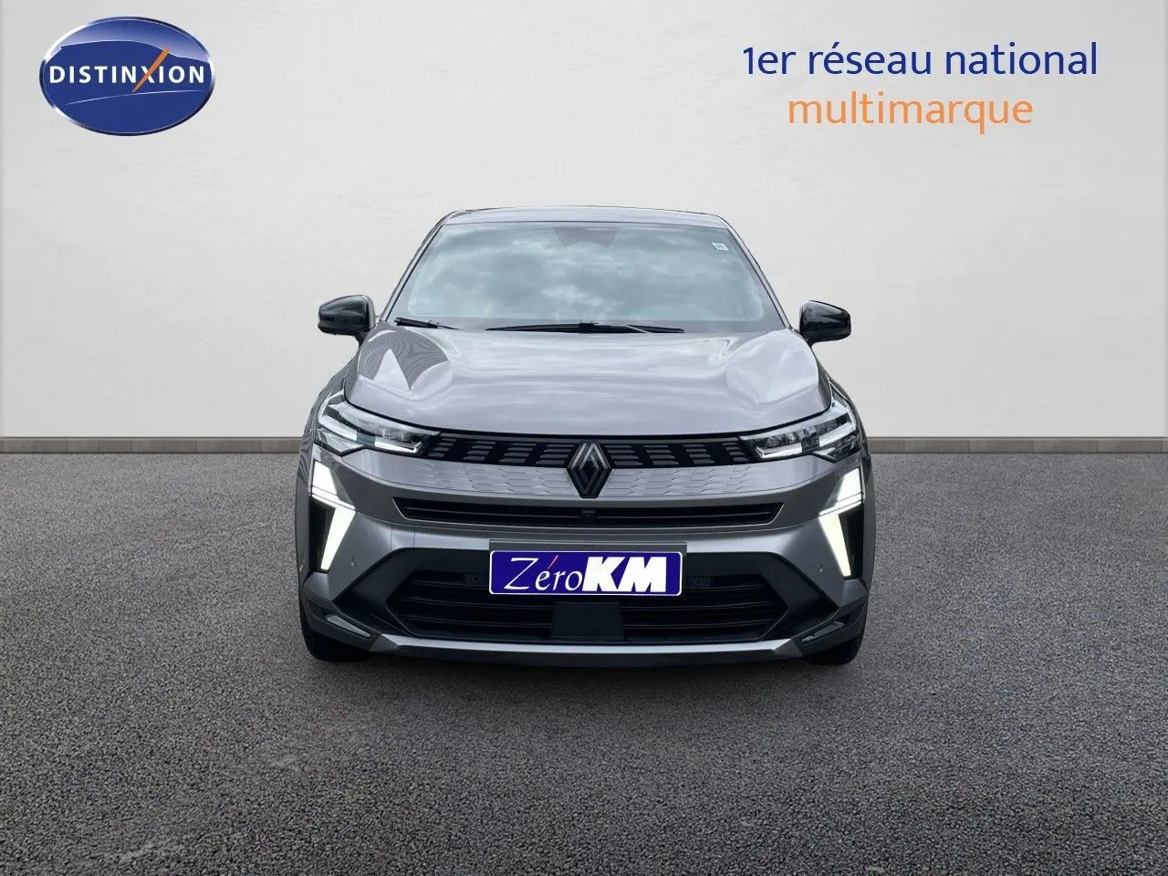 Vue frontale d'une Renault Symbioz gris cassiopée métal avec feux LED en forme de V allumés.