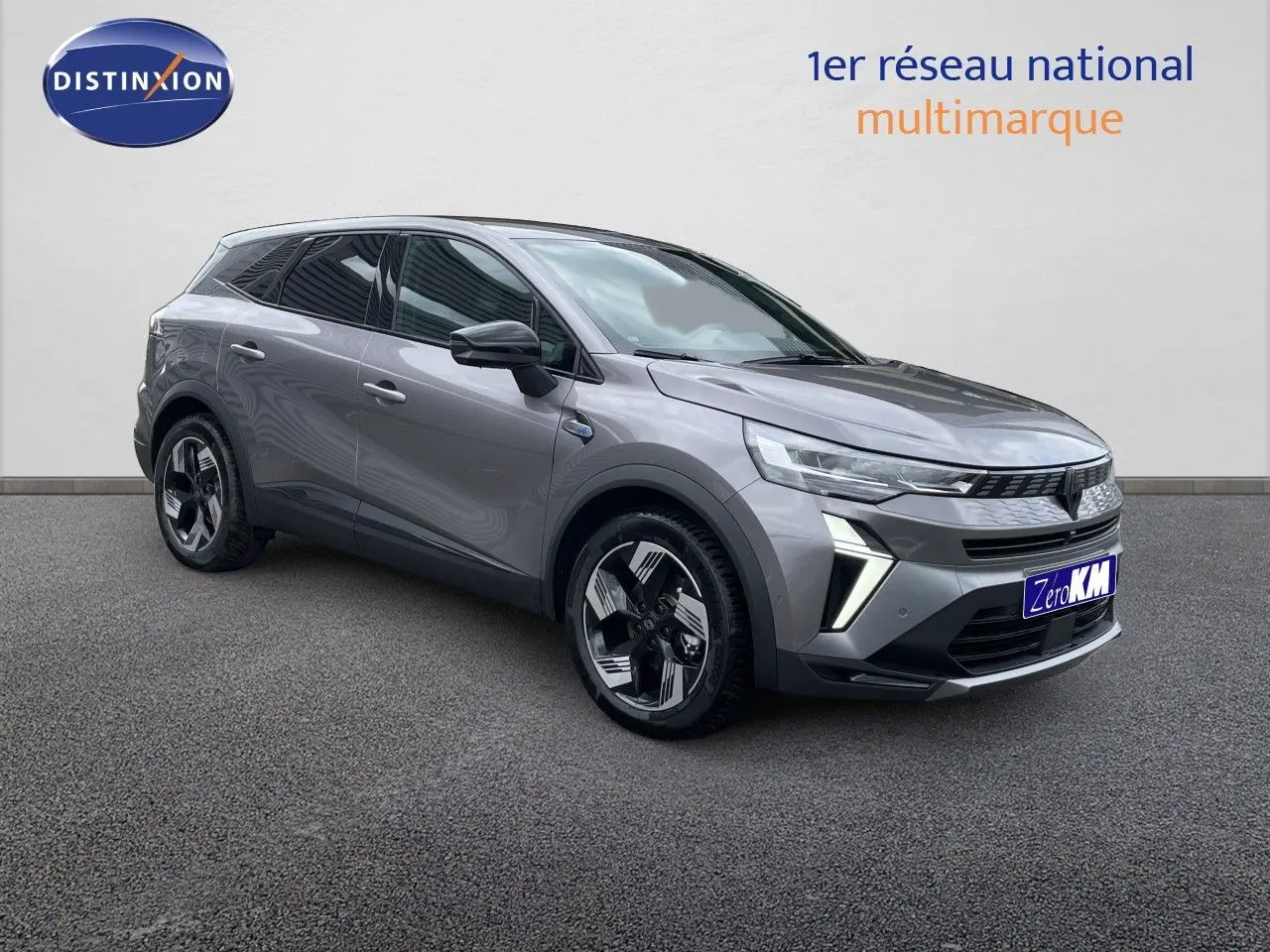 Renault Symbioz gris cassiopée métal en 3/4 avant droit, avec jantes stylisées et feux LED distinctifs.