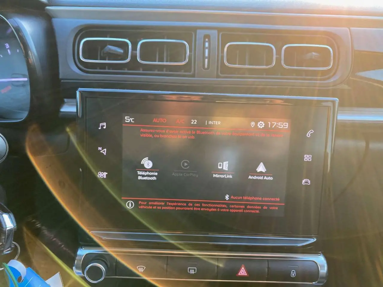 Écran tactile central de la Citroën C3 Shine 2023 avec commandes MirrorLink et Bluetooth, vue intérieure frontale.