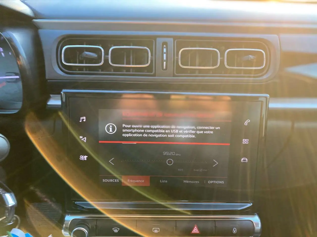 Vue rapprochée de la console centrale de la Citroën C3 Shine 2023, écran tactile et aérateurs rectangulaires noirs.