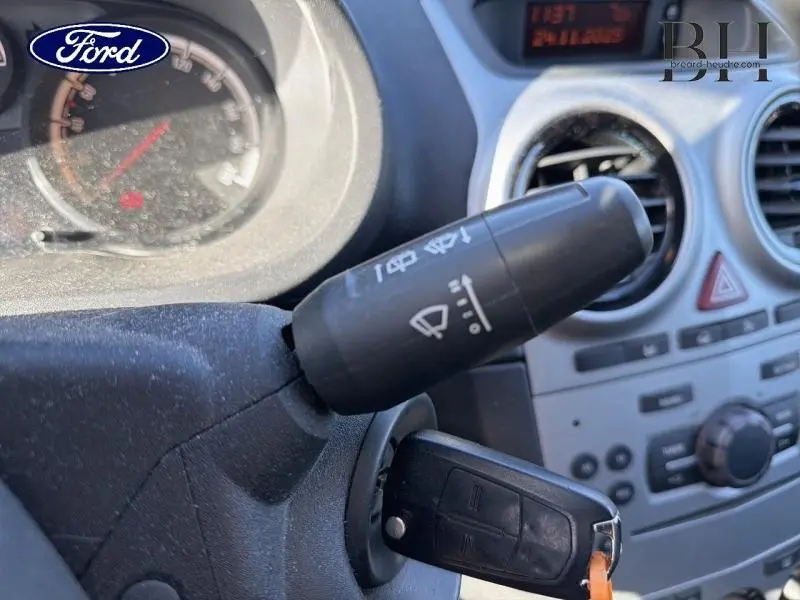 Gros plan sur la manette d'essuie-glace et le tableau de bord gris intérieur d'une Opel Corsa 2014 vue côté gauche