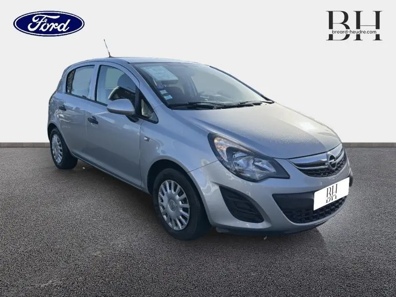 Opel Corsa gris minéral vue 3/4 avant droit, compacte cinq portes avec calandre chromée et phares halogènes.